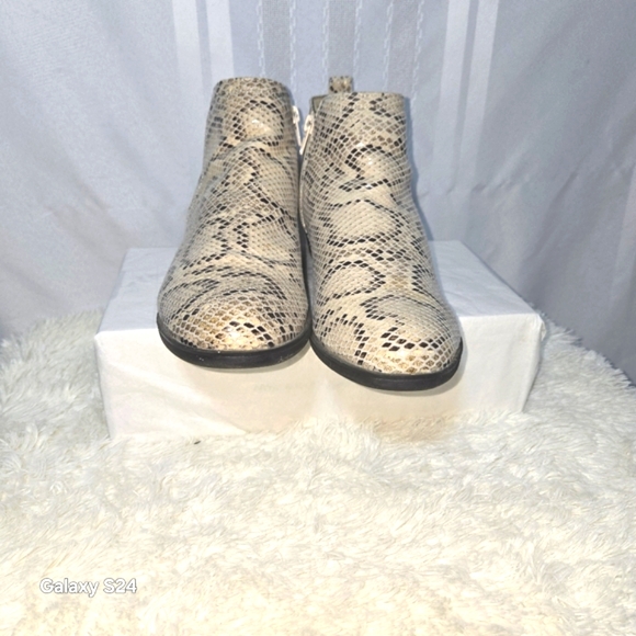 ANNELEISE SNAKE PATTERN  ANKLE BOOTIES SIZE  9M - Picture 3 of 12